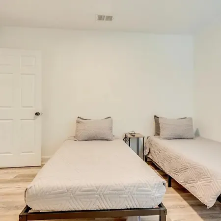 Mid-Town Cave For 6 Guests 3 Bedroom 1 Bath Mobile Exterior photo