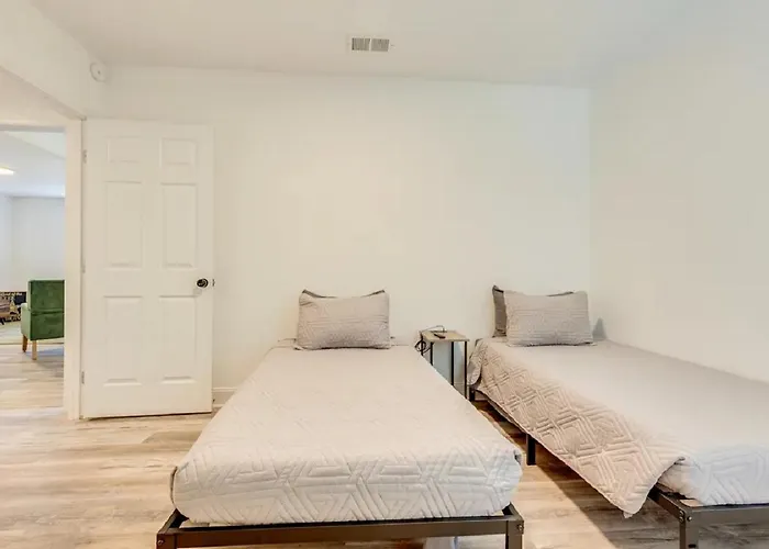 Mid-Town Cave For 6 Guests 3 Bedroom 1 Bath