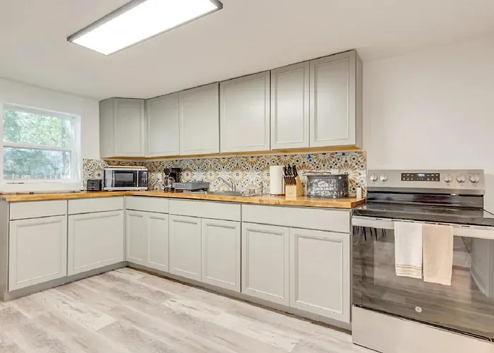 Mid-Town Cave For 6 Guests 3 Bedroom 1 Bath