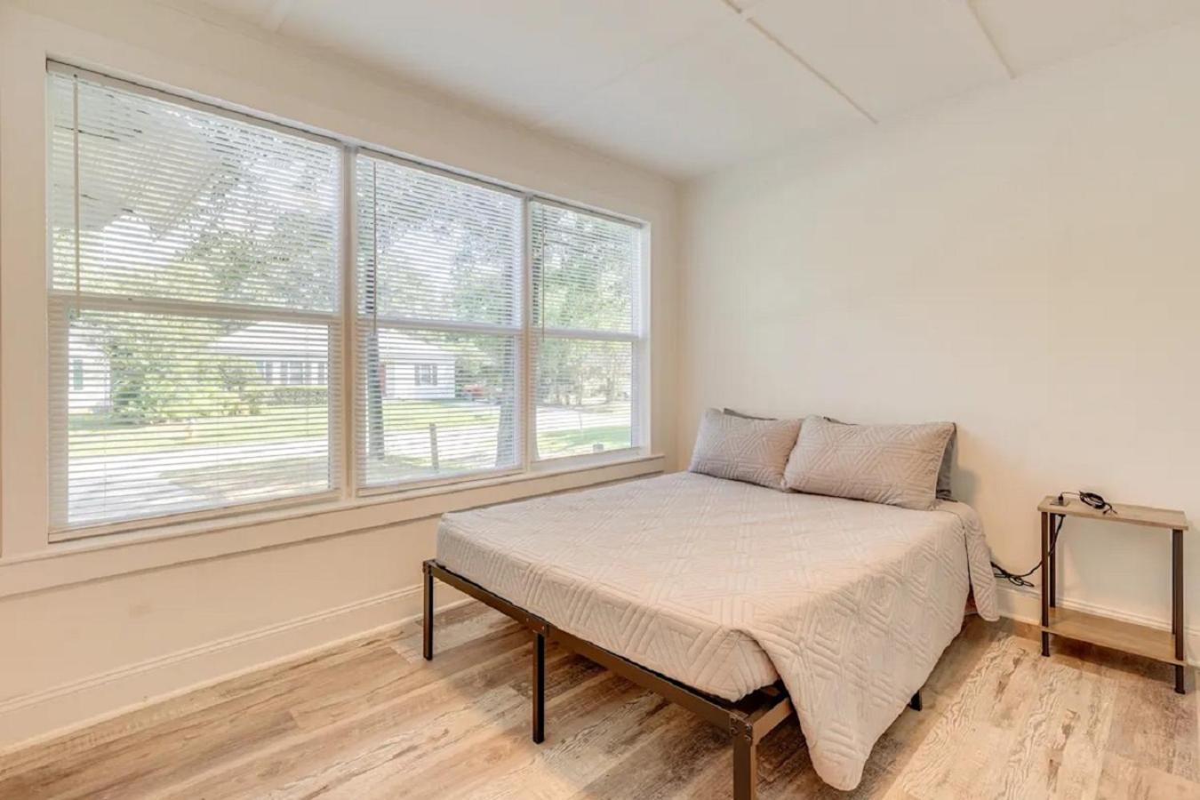 Mid-town Cave For 6 Guests 3 Bedroom 1 Bath