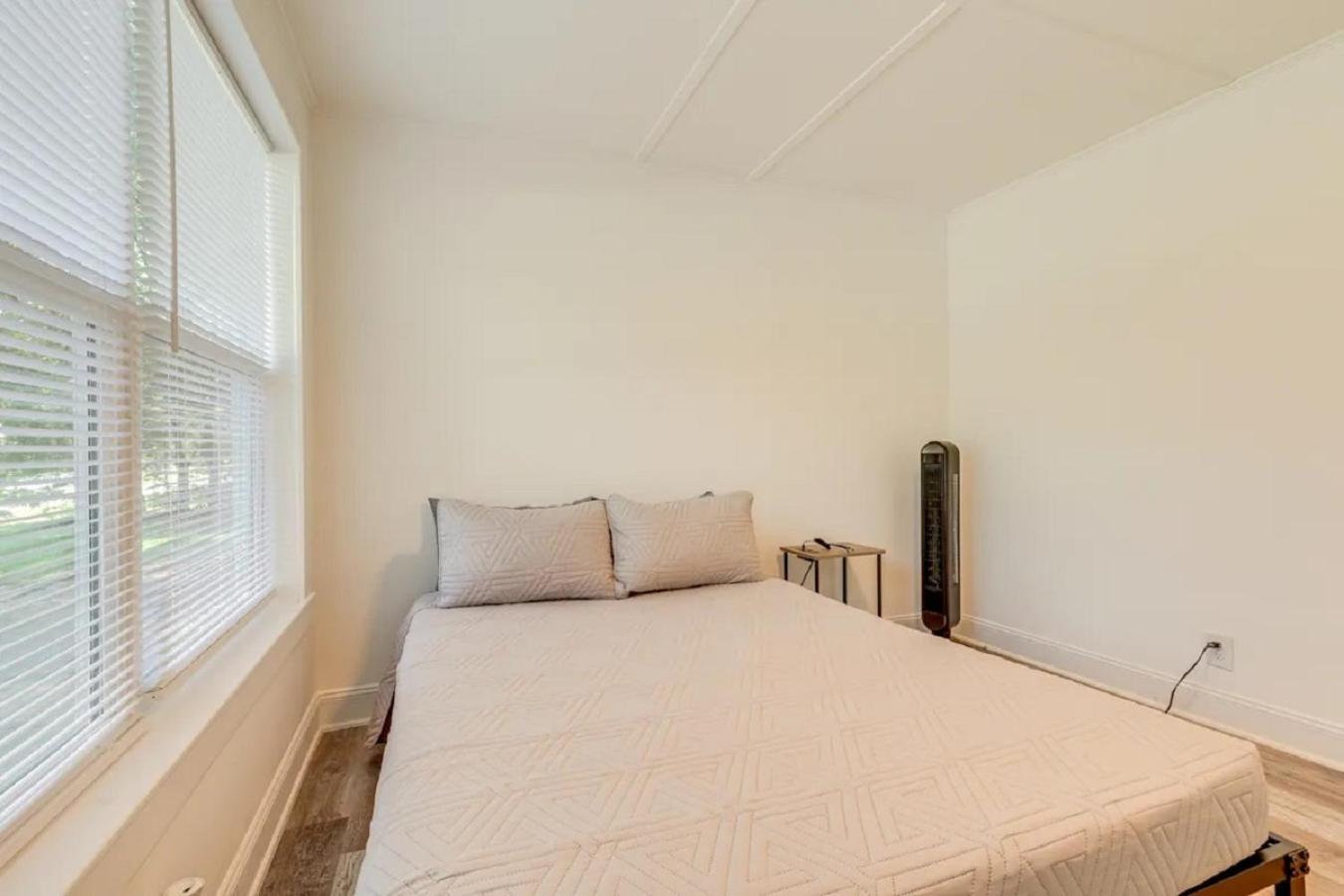 Mid-town Cave For 6 Guests 3 Bedroom 1 Bath *