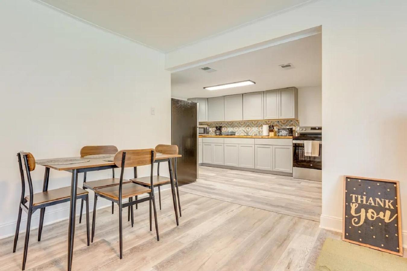 Mid-town Cave For 6 Guests 3 Bedroom 1 Bath Ferienhaus *