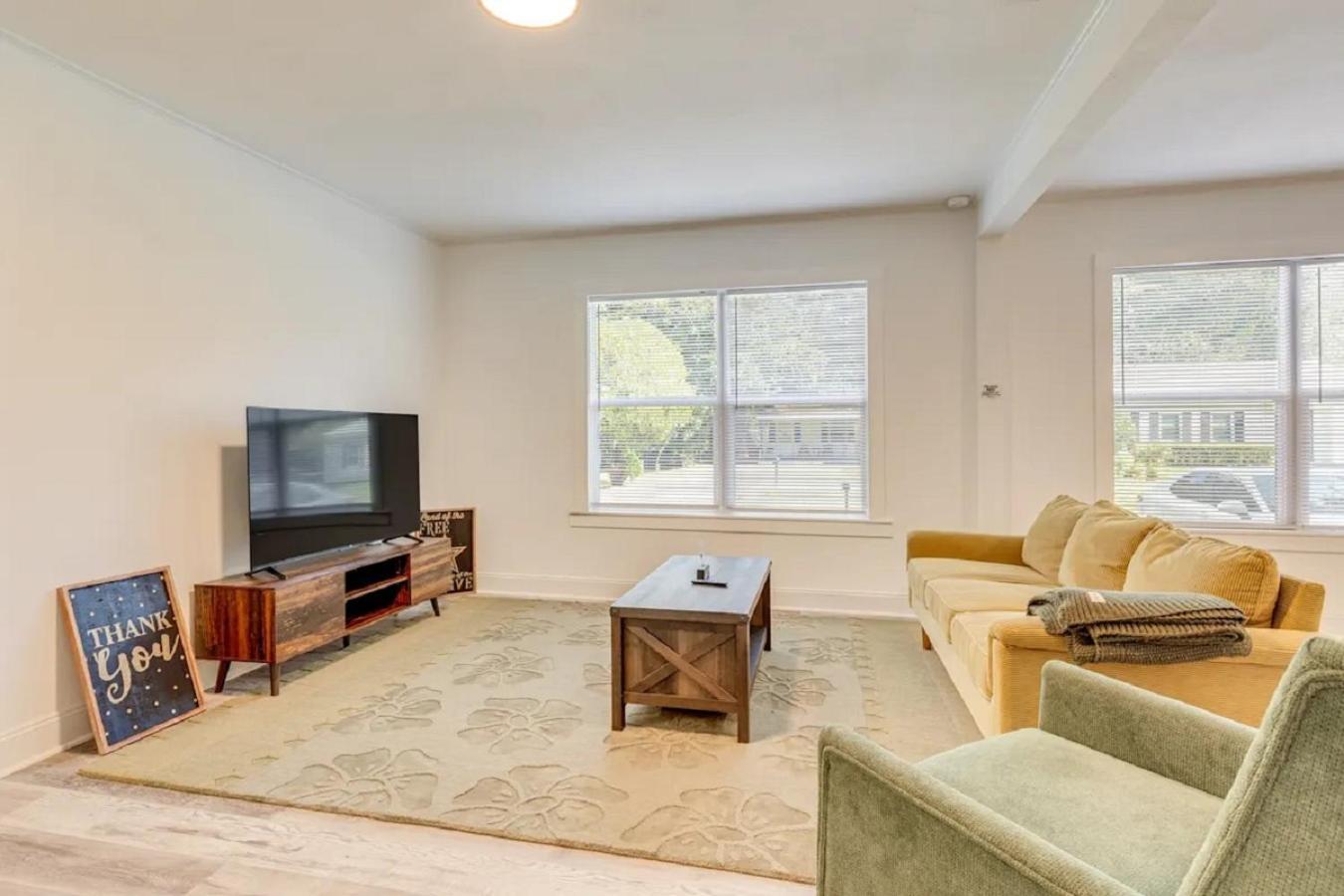 Mid-town Cave For 6 Guests 3 Bedroom 1 Bath